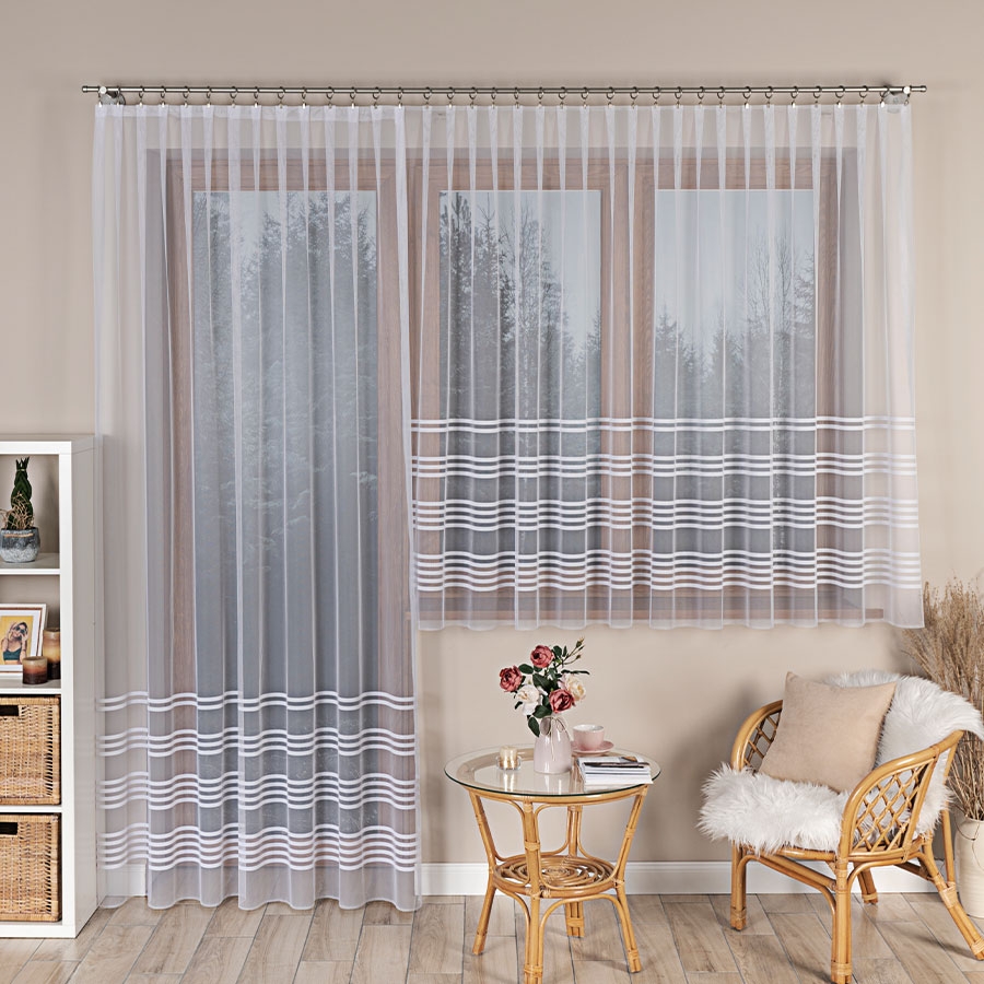 Gotowa firanka żakardowa w kolorze białym z ozdobnymi pasami, rozmiar 300x250 cm, Kalina