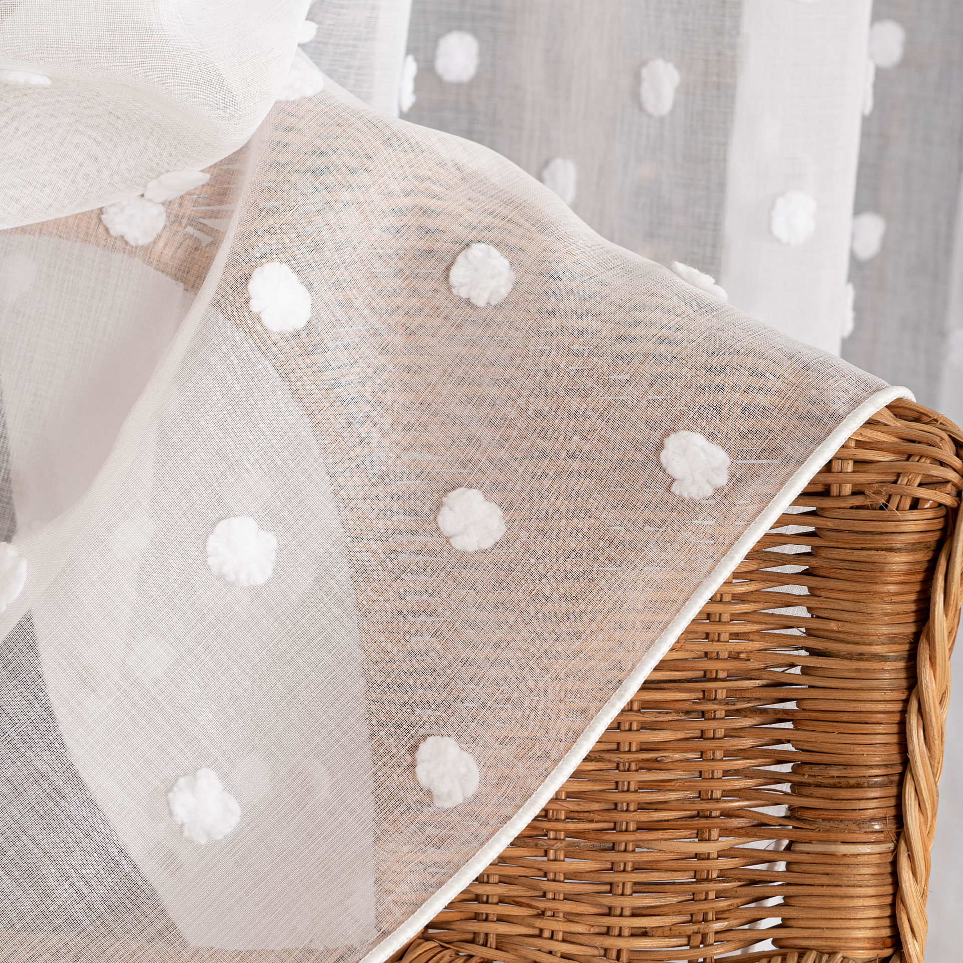 Długa firana do salonu z pomponami wysokość 300 cm Puszyste kropeczki - sprzedawana na metry