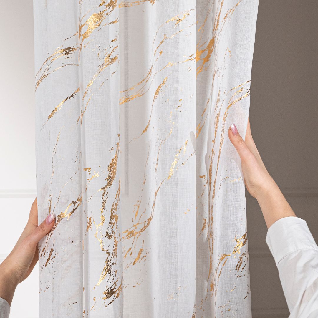 Firana gotowa w kolorze białym ze złotym zdobieniem, uszyta na taśmie, rozmiar 140x250 cm, Złoty marmurek