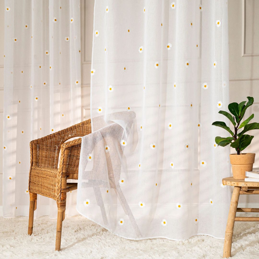Długa firanka do salonu na przelotkach haftowane stokrotki rozmiar 140x250 cm Bellis