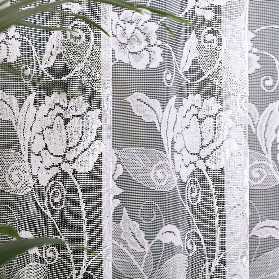 Krótka firanka gotowa  żakardowa do salonu, kuchni ze wzorem wijących się róż, kolor biały, rozmiar 300x160 cm, Nola