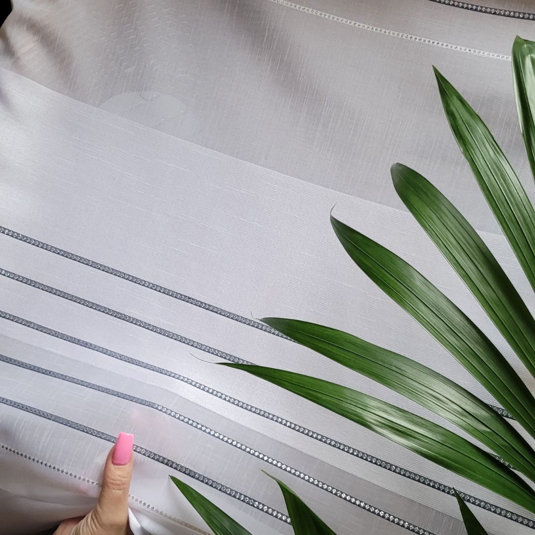 Roleta rzymska z tkaniny dekoracyjnej, biała z granatowo-srebrnym zdobieniem, szerokość 140 cm - szyta na wymiar