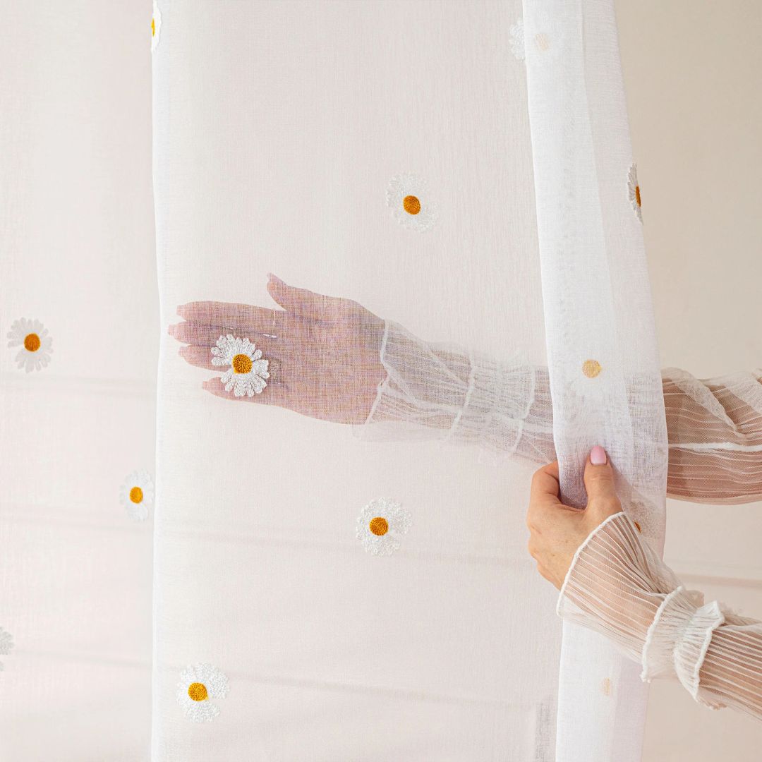 Firanka do salonu na przelotkach, haftowane stokrotki 300x160 cm Bellis