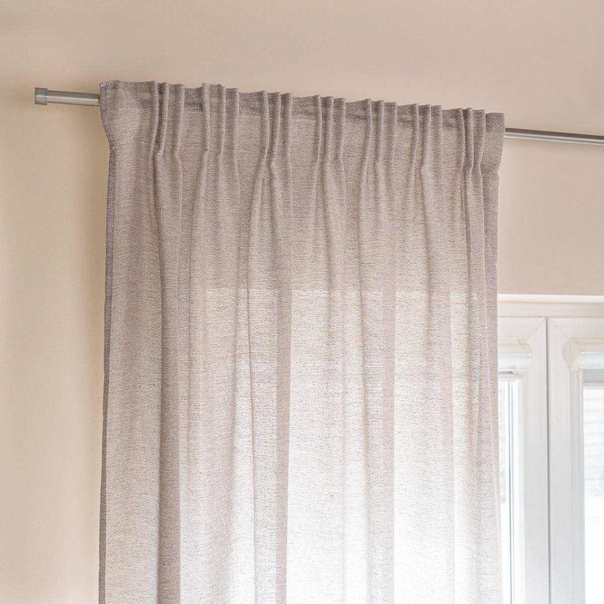 Zasłona do salonu na taśmie ze srebrną nicią kolor popielaty 145x245 cm Mirella