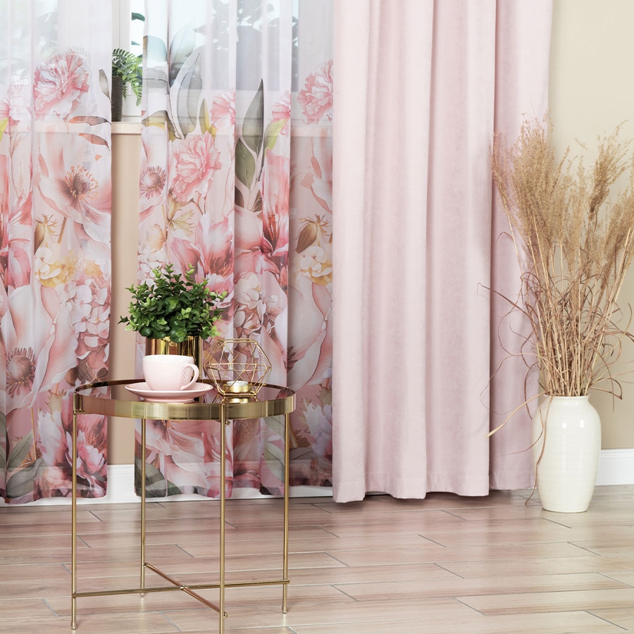 Zasłona dekoracyjna gotowa z woalu na taśmie z motywem różowych kwiatów, rozmiar 140x250 cm, Wera