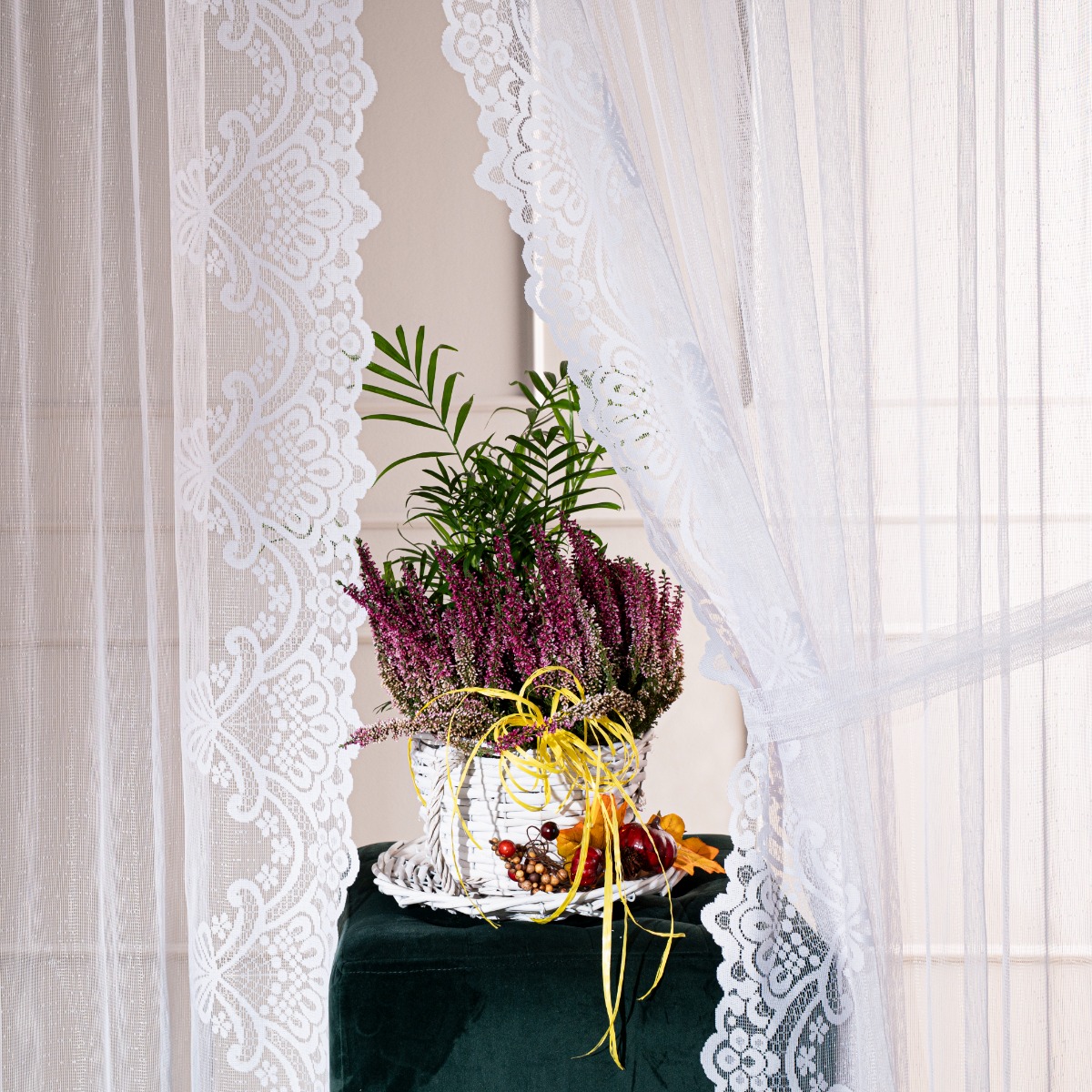Krótka firanka do kuchni zakładana na taśmie żakard 350x160 cm Romantica