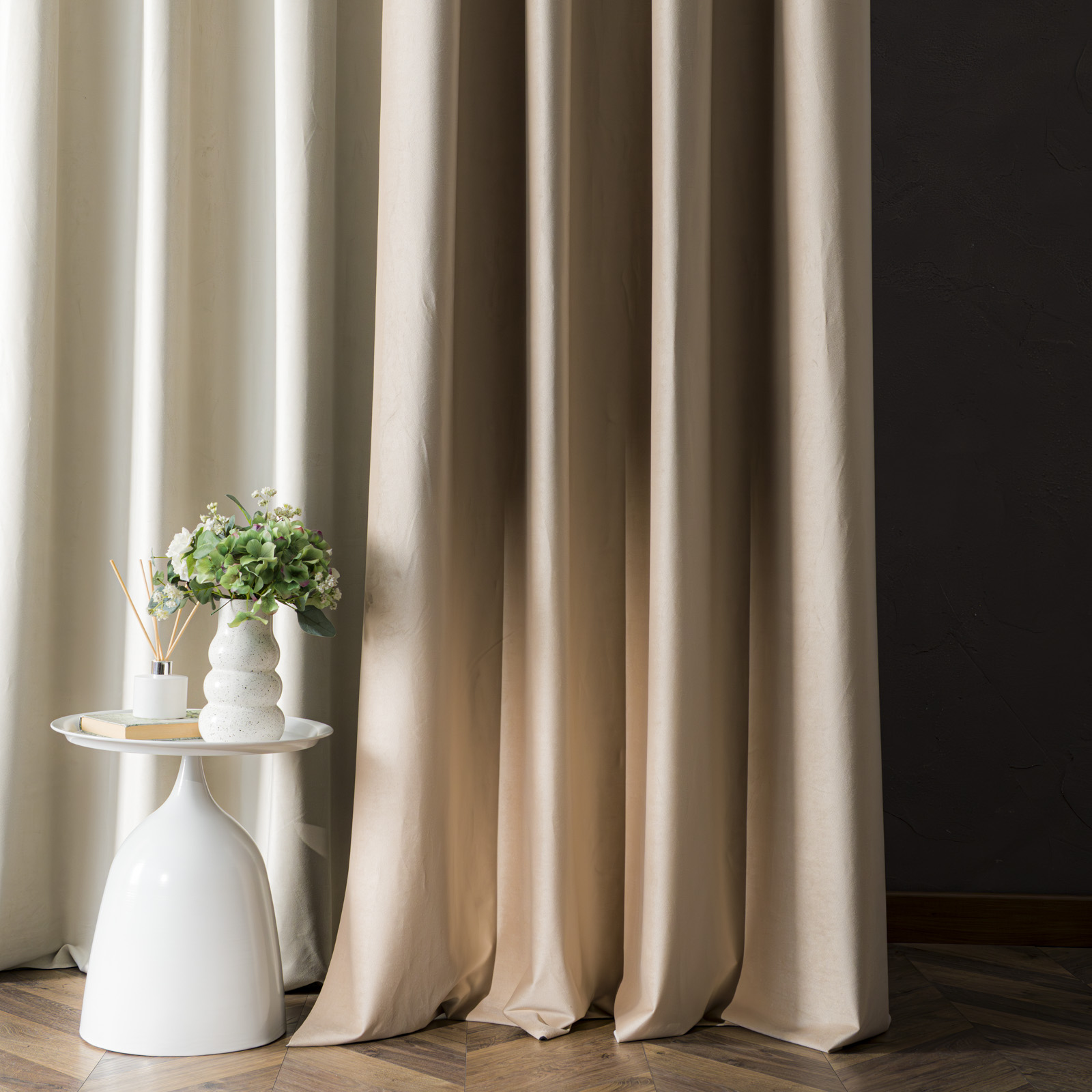 Zasłona do salonu premium welwet 80% zaciemnienia na taśmie jasny beżowy, wys. 230-250 cm