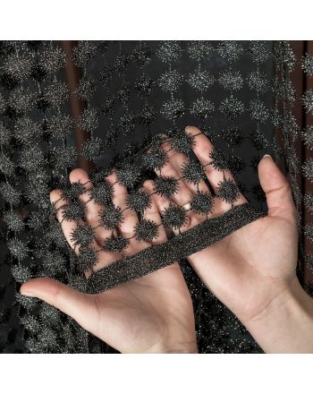 Czarna tkanina gipiurowa ze srebrnym błyskiem w duże kropki, wysokość 280 cm