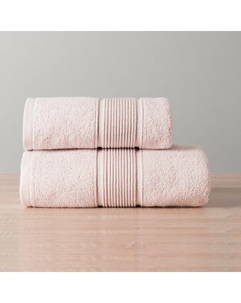Pudrowo różowy ręcznik bawełniany Naomi z elegancką bordiurą