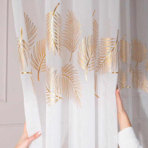 Gotowa firana w białym kolorze na przelotkach ze złotym zdobieniem, rozmiar 140x250 cm, Marietta