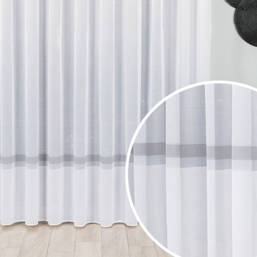 Długa firana z zagęszczonej siateczki z szarym wzorem pasowym i ołowianką, oferowana w dwóch wysokościach - sprzedawana na metry