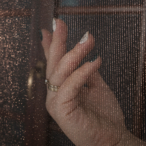 Czarna firana ozdobiona miedzianą nitką z ołowianką, wysokość 305 cm, kolor 019