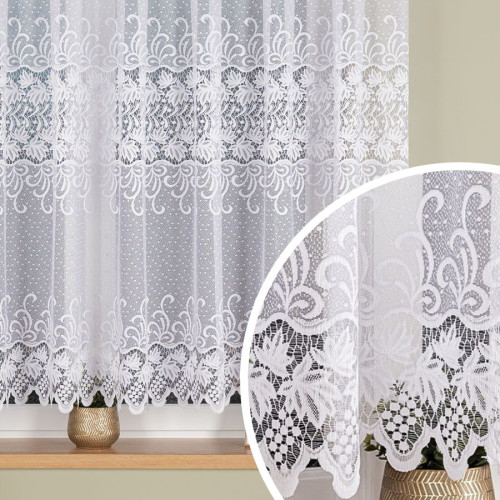 Biała firanka żakardowa z ażurowym wzorem pasowym, zawieszona na oknie, widok zbliżenia na detale