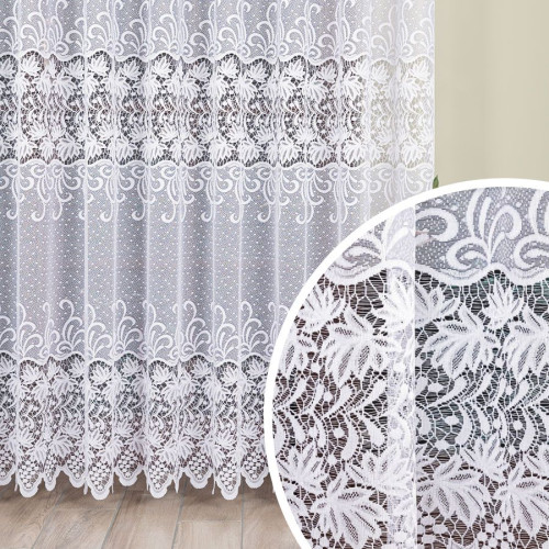 Biała firanka żakardowa 250 cm z ażurowym wzorem pasowym, zawieszona w wysokim oknie, ze zbliżeniem na detal