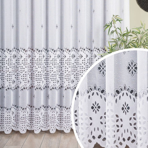 Długa firanka żakardowa z ażurowym wzorem pasowym i falą ciętą laserowo, zawieszona na oknie balkonowym ze zbliżenie  wzoru