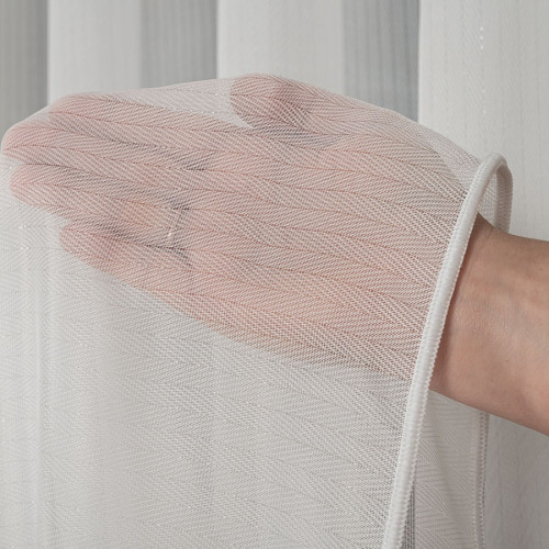 Firana do salonu wykonana z delikatnie błyszczącej przędzy z ołowianką, do szyny sufitowej kolor off white Jodełka - szyta na wymiar