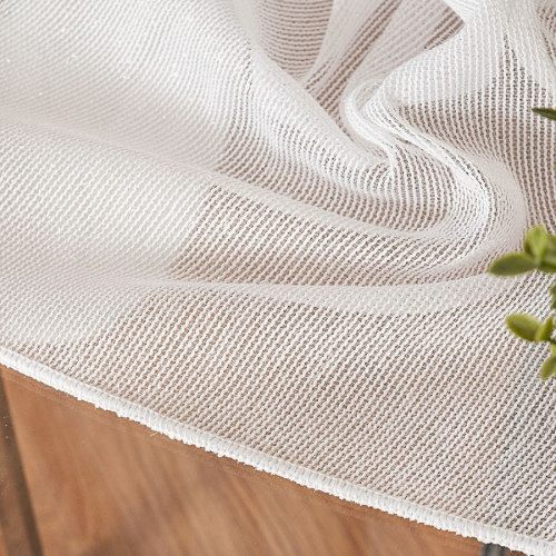 Krótka firanka do salonu z puszystą moherową siateczką wzbogacona połyskującą srebrną nicią, kolor biały, wysokość 160 cm - sprzedawana na metry