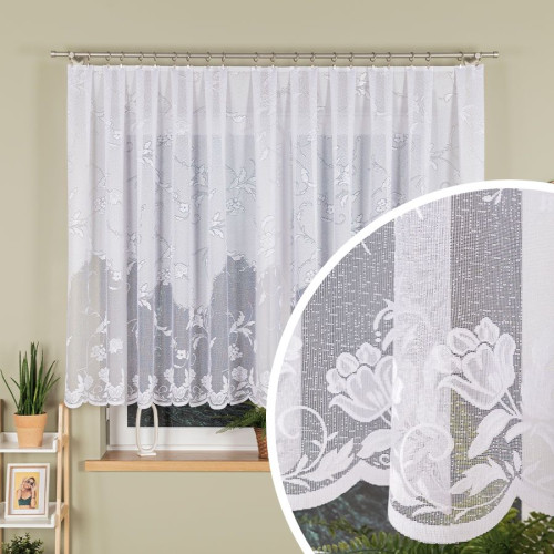 Biała firanka żakardowa z kwiatowym wzorem i laserowo wykończonym dołem, zawieszona w oknie, z przybliżeniem na detal materiału.