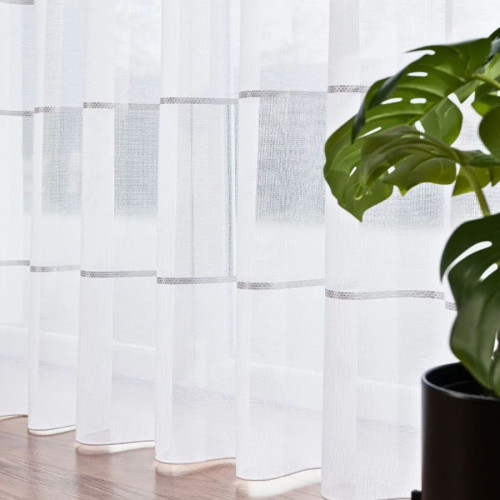 Długa gotowa firana na taśmie marszczącej do salonu ze wzorem pasowym, kolor biały ze srebrzystym zdobieniem, oferowana w trzech rozmiarach