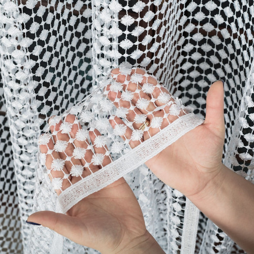 Biała tkanina gipiurowa ze srebrnym błyskiem w kropki, wysokość 280 cm, 061757 - sprzedawana na metry