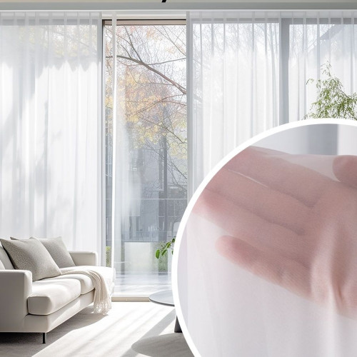 Długa, śnieżnobiała firana z woalu, delikatnie udrapowana i zawieszona w jasnym salonie ze zbliżeniem na strukturę firanki.