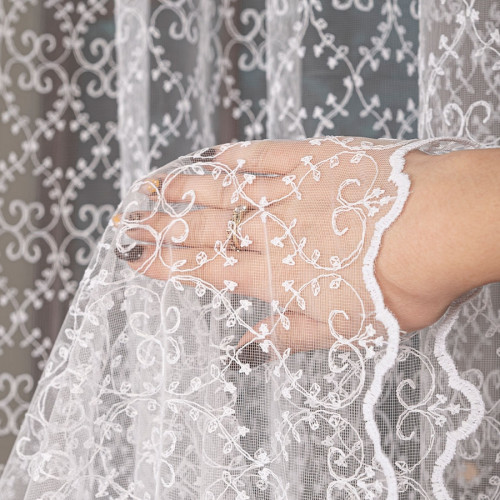 Krótka haftowana firanka z zagęszczonym haftem po całości w kolorze białym, wysokość 180 cm - sprzedawana na metry