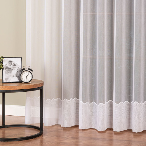 Długa gładka firana do salonu z zagęszczonym pasem na dole wykończonym wężykowatym haftem, kolor biały, wysokość 300 cm - sprzedawana na metry