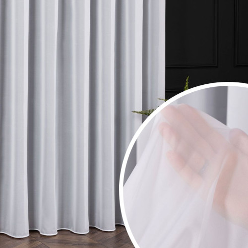 śnieżnobiała firana woalowa z ołowianką 350 cm do salonu ALLURE ze zbliżeniem na firankę