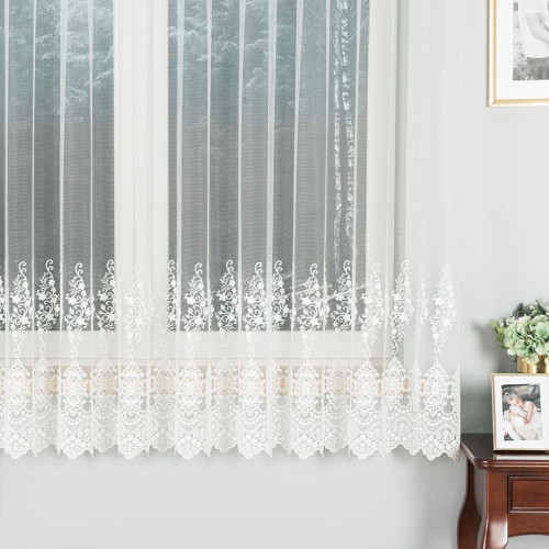 Firana haftowana w kolorze jasno kremowym, na taśmie marszczącej, wysokość do 180 cm - szyta na wymiar