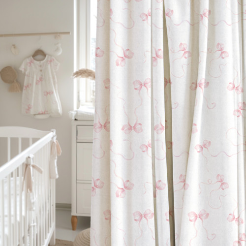 Materiał na zasłony do pokoju dziecięcego, biały welur z pastelowo-różowym nadrukiem, szerokość 165 cm, Kokardy sprzedawany na metr