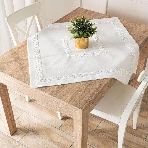 Serweta MODENA biała 85x85 cm z gipiurą na drewnianym stole do nabycia w withome.pl