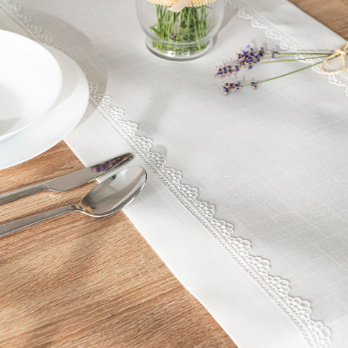 Bieżnik z tkaniny strukturalnej wykończony na brzegach delikatną gipiurą, kolor biały, rozmiar 35x175 cm, Karmen