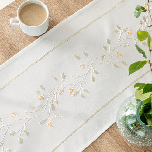 „Biały bieżnik Zielona Melodia z haftem roślinnym i listkami na stole”