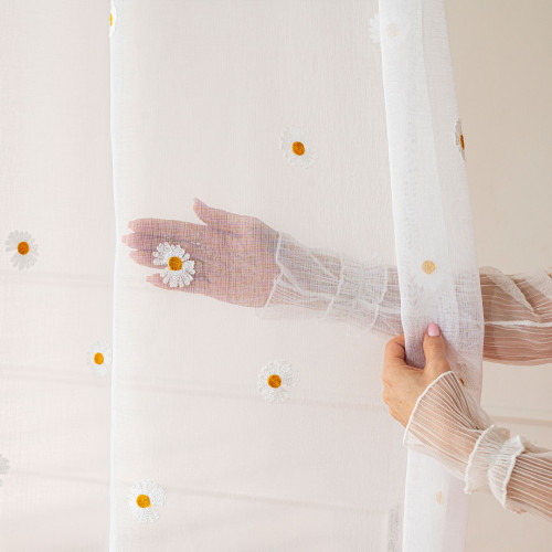 Firanka do salonu na przelotkach, haftowane stokrotki Bellis, rozmiar 140x250 cm 