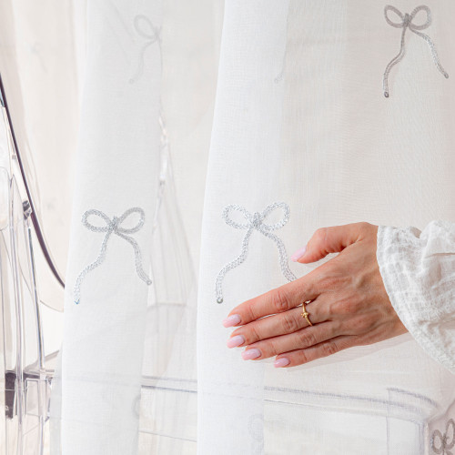 Długa firana do salonu, biała etamina ze srebrnymi kokardkami, wysokość 290 cm, Kokardka - sprzedawana na metry