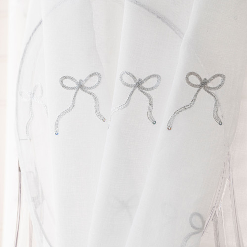 Firana do salonu na taśmie Kokardka etamina z haftowanymi srebrnymi kokardami, 140x250 cm