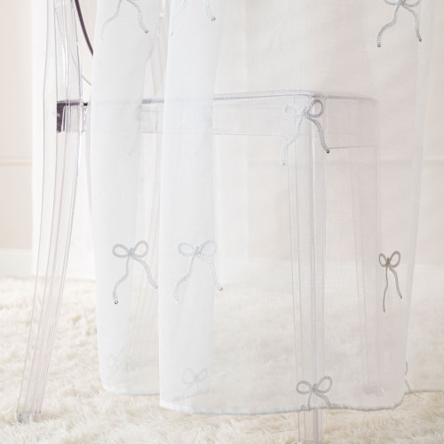 Firana do salonu na przelotkach Kokardka etamina z haftowanymi srebrnymi kokardami, 140x250 cm