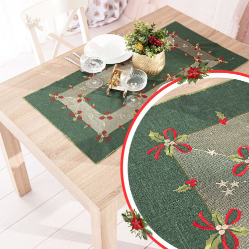 Bieżnik świąteczny z haftem „Świąteczne kokardy” w zielonym kolorze na świątecznym stole ze zbliżeniem wzoru