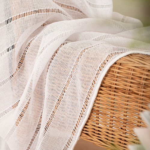 Długa firana do salonu z transparentnej siateczki o strukturze płótna z poziomymi ażurowymi pasami, kolor biały, wysokość 300 cm - sprzedawana na metry