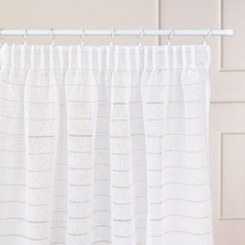 Długa gotowa firana na taśmie marszczącej z transparentnej siateczki o strukturze płótna, dwa rozmiary