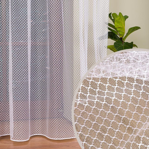 Nowoczesna biała firanka o strukturze siatki, z bliska pokazany jej geometryczny wzór plastra miodu.