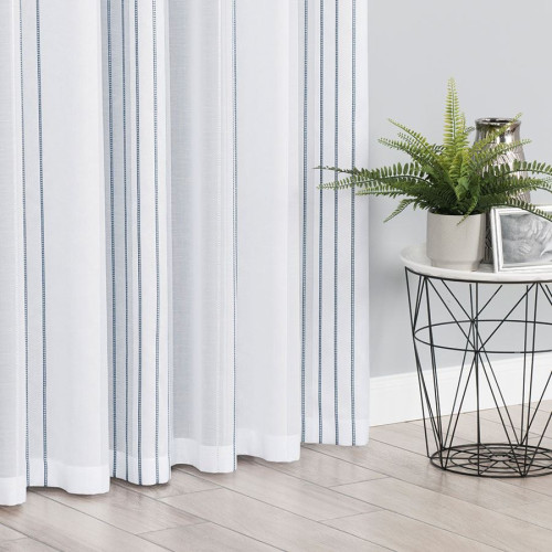 Nowoczesna tkanina dekoracyjna, biała w szare pasy ze srebrną nitką po całości, wysokość 300 cm, 433000 - sprzedawana na metry