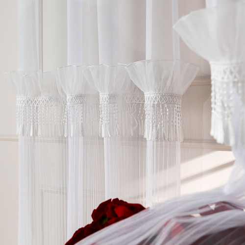 Firana do salonu na przelotkach Egret z ozdobnym pasem z frędzelkami gipiura 140x250 cm 