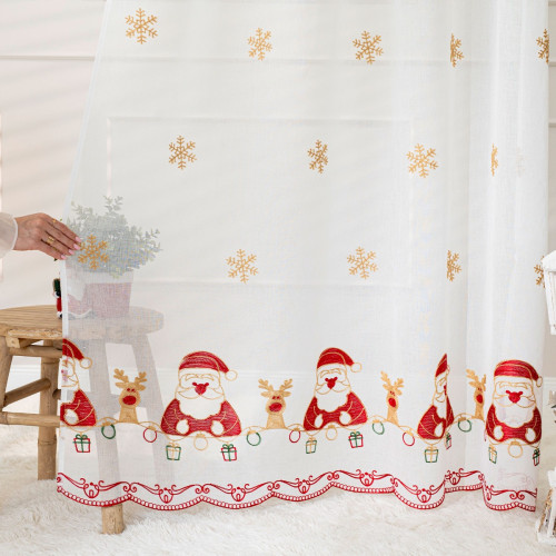Biała firana z batystu z czerwonym haftem świątecznym (Mikołaj i renifer), szyta na wymiar na taśmie marszczącej.