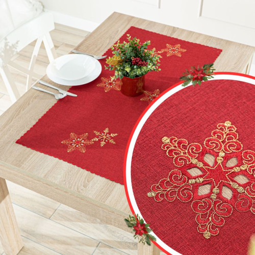 Czerwony bieżnik świąteczny z haftowanymi złotą nicią śnieżynkami – dekoracja stołu „Błyszczące Śnieżynki” ze zbliżeniem wzoru.