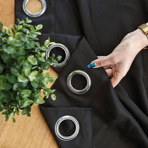 Gotowa zasłona do salonu na przelotkach Jodełka, kolor czarny, rozmiar 140x250 cm