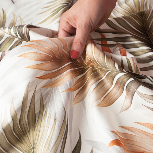 Półzaciemniający welurowy materiał na zasłony, kolor biały z nadrukiem liści w kolorze zielono-brązowy, szerokość 165 cm, Palma - sprzedawany na metry