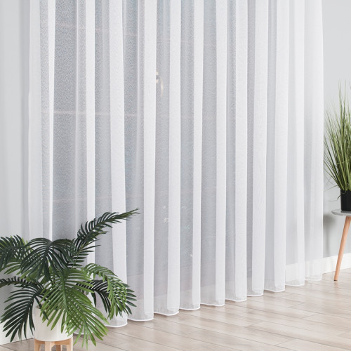 Błyszcząca firanka na markizecie z obciążnikiem na przelotkach odcienie białego - szyta na wymiar