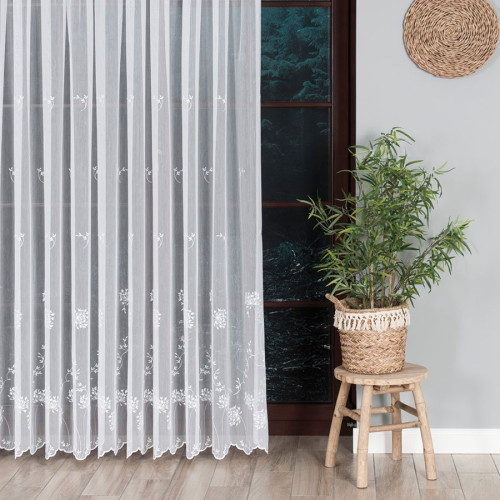 Firana haftowana w kwiatowy wzór na przelotkach w kolorze białym - szyta na wymiar