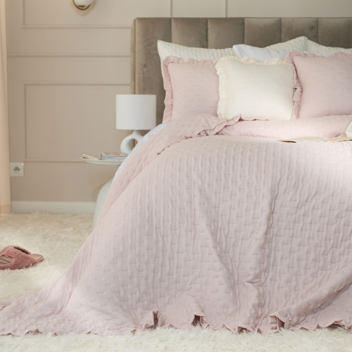 Narzuta na łóżko z dekoracyjną falbanką Savona, kolor różowy, dostępna w 3 rozmiarach